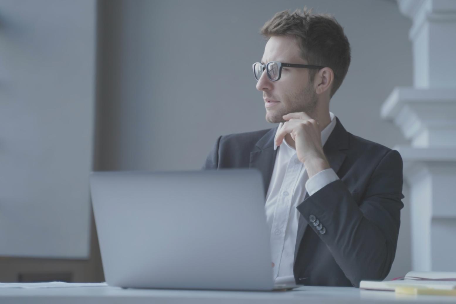 Environnement de travail moderne avec outils financiers et graphiques